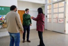 Ustarroz recorrió Escuela Media Nº1 y entregó computadora e impresora