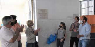 Descubren placa en homenaje a Ricardo Palacios