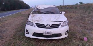 Despiste y vuelco de un auto en la Ruta 5