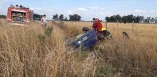 Vuelco en camino rural entre Mercedes y Suipacha