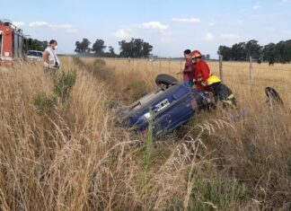 Vuelco en camino rural entre Mercedes y Suipacha