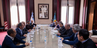 El Gobernador recibió a los intendentes de Bolívar, Pehuajó y Carlos Casares. Se destinarán fondos para la reparación de caminos rurales y financiamiento para productores. El gobernador de la provincia de Buenos Aires, Axel Kicillof, mantuvo este lunes en Casa de Gobierno una reunión con intendentes de los municipios más afectados por las inundaciones, a quienes les anunció una batería de medidas destinadas a mitigar el impacto en materia de producción e infraestructura. Estuvieron presentes los jefes comunales de Bolívar, Marcos Pisano; de Pehuajó, Pablo Zurro; y de Carlos Casares, Daniel Stadnik; y el senador bonaerense Walter Torchio. Participaron también el jefe de Gabinete, Martín Insaurralde; los ministros de Desarrollo Agrario, Javier Rodríguez; de Hacienda y Finanzas, Pablo López; y de Infraestructura y Servicios Públicos, Leonardo Nardini; la ministra de Gobierno, Cristina Álvarez Rodríguez; el presidente del Banco Provincia, Juan Cuattromo; el director ejecutivo de ARBA, Cristian Girard; y el administrador general de la Dirección de Vialidad, Hernán Y Zurieta. “Como lo hemos hecho siempre ante dificultades y situaciones de emergencia, estamos apoyando a los y las bonaerenses de los municipios que han sido afectados por las fuertes lluvias”, expresó Kicillof y agregó: “El resultado de esta reunión de trabajo ha sido la definición de asistencia directa para mejorar la conectividad de los caminos rurales, el financiamiento para quienes sufrieron pérdidas económicas y la puesta en marcha de discusiones de los equipos técnicos para establecer los alcances de la emergencia”. En ese marco, el Gobernador estableció que se otorgará una asistencia de 15 millones de pesos para que cada uno de los distritos afectados pueda atender la reparación de caminos rurales, en tanto que el Ministerio de Desarrollo Agrario y el Banco Provincia ofrecerán financiamiento a las y los productores de la zona. Asimismo, se instruyó a que en las próximas horas se reúna la Comisión Técnica de Emergencia Agropecuaria para evaluar la situación y analizar nuevas medidas. “Con estas medidas estamos brindando asistencia directa en beneficio de los y las bonaerenses de los distritos afectados por las lluvias, atendiendo tanto a los productores agropecuarios como a todos los vecinos y vecinas que necesitan ir a la escuela o a los hospitales de la región”, concluyó Kicillof. En tanto, Rodríguez señaló que “hemos definido fortalecer la asistencia desde la Provincia para la mejora de los caminos rurales, una política que impulsamos desde el primer día y que ahora requiere más fondos para hacer frente a una situación excepcional”. “Tanto el Ministerio de Desarrollo Agrario como el Banco Provincia han puesto a disposición las líneas de crédito específicas para productores afectados por eventos climáticos”, agregó. En ese sentido, Cuattromo sostuvo que “hemos acercado a los tres municipios la línea Préstamos para afectados por fenómenos naturales que tiene el Banco Provincia para otorgar créditos con una tasa fija del 37% y 12 meses de gracia para el pago de intereses”. “Nuestro objetivo es garantizar el acompañamiento a las y los productores bonaerenses que atraviesan dificultades por una situación climática tan difícil”, dijo. Asimismo, Pisano enfatizó que “contamos con un Gobernador que se ocupa de dar respuestas frente a los eventos climáticos que afectan a nuestros municipios”. “La Provincia nos brinda aportes económicos para realizar obras en caminos rurales y reparar la conectividad, dando un impulso y soluciones también a la demanda de los productores perjudicados por las inundaciones”, afirmó. Por su parte, Zurro destacó que “en un momento muy complejo para Pehuajó debido a las inundaciones, estas medidas serán muy favorables para que podamos mejorar los caminos rurales”. “Para nosotros es fundamental poder trabajar codo a codo con la Provincia en el marco de un Estado presente que nunca nos da la espalda”, remarcó. “Para nosotros es muy importante el trabajo conjunto entre el municipio y la Provincia, que hoy se ve manifestado en esta ayuda financiera inmediata de 15 millones de pesos para afrontar los gastos que permitan la mejora de nuestros caminos rurales”, explicó Stadnik, al tiempo que valoró “la línea de créditos blandos que el Banco Provincia pone a disposición del sector agropecuario”. En esa línea, Torchio indicó: “Quiero agradecer al Gobernador por abordar el problema de las inundaciones junto a los intendentes y todo su equipo”. “Se observa la decisión del Gobierno de la Provincia para poner a disposición todas las herramientas que puedan ir resolviendo las dificultades que afrontan los productores y todos los miembros de nuestra comunidad”, subrayó.