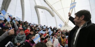 Kicillof encabezó el acto de promesa de lealtad a la Bandera de estudiantes bonaerenses