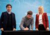 Juani Ustarroz firmó con Axel Kicillof la adhesión al CREA