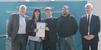 Kicillof entregó 301 títulos de propiedad a familias y entidades de Bragado Además, el Gobernador visitó una fábrica de espumas y colchones que proyecta nuevas inversiones.