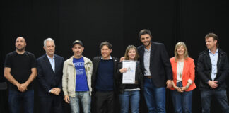 Kicillof encabezó la entrega de 369 escrituras y la firma de un convenio para construir 100 viviendas en Olavarría