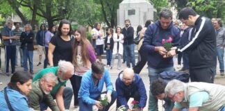 Vecinos plantaron flores en la Plaza San Martín en homenaje a Hebe de Bonafini