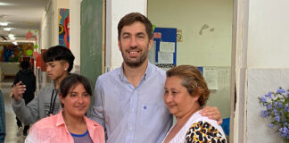Adultos mayores continúan recibiendo tablets