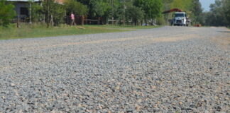 El intendente Ustarrroz visitó la obra de mejora de acceso en la Escuela Rural Nº 27