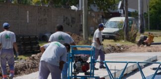Trabajadores realizan obra de pavimento que beneficia circuito educativo