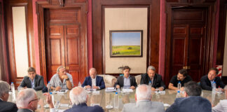 Kicillof encabezó una reunión con representantes de gremios y cámaras empresariales vinculadas al transporte