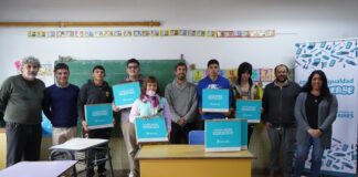 Más estudiantes recibieron sus computadoras para ampliar sus procesos de enseñanza y aprendizaje