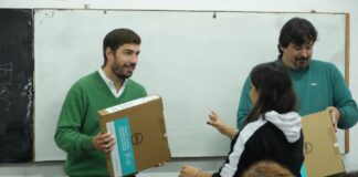 Entrega de netbooks a estudiantes de la Secundaria Nº15
