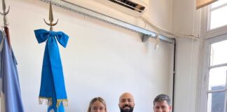 Noelia Ruiz y Débora Lacasa visitaron el edificio del ex-CBC en Mercedes en busca de oportunidades educativas.
