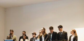 Ustarroz con estudiantes de San Patricio en el 2º Modelo de Naciones Unidas