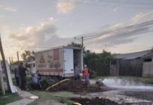 Reparan caño de agua maestra en Barrio San Martín