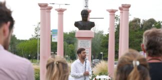 Se realizó un homenaje frente al monumento de Juan Manuel de Rosas