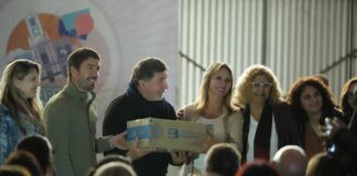Sileoni y Ustarroz entregaron colecciones de libros a Terciarios y Secundarios