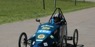 Estudiantes del Colegio Industrial presentaron el auto eléctrico que competirá en la carrera especial de YPF