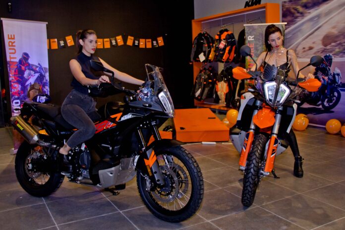 KTM presentación oficial modelos línea Adventure 790 y 890 R