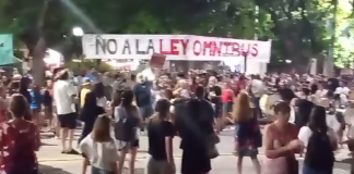 En Mercedes también marcharon contra el DNU de Javier Milei