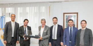 Mercedes-Benz Camiones y Buses completa inversión de u$s110 millones para construir una fábrica en Zárate