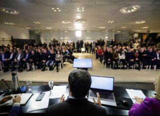 Kicillof formalizó la transferencia de $37.549 millones para los 135 partidos bonaerenses