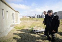 Kicillof inauguró un centro de salud y recorrió viviendas paralizadas por el Gobierno nacional