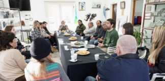 Encuentro en Casa de Malvinas con docentes y el intendente