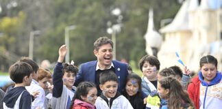 Kicillof encabezó la ceremonia de promesa a la bandera nacional de estudiantes bonaerenses