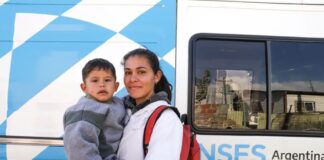Las mujeres solas con hijos trabajan más, ganan menos y en peores condiciones