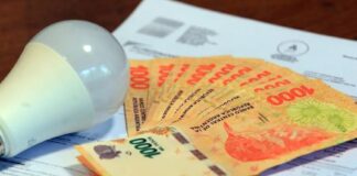 Anunciado hace unos meses con el comienzo de junio se hace efectivo un nuevo aumento en el costo de la VTV. El ministerio de Transporte de la provincia de Buenos Aires decidió hace unos meses aumentar las tarifas de la Verificación Técnica Vehicular (VTV) con un primer aumento en abril y el segundo que se acaba de hacer oficial ahora en junio. El primer aumento que se realizó en abril representó una alteración del 108% con respecto al precio que se encontraba vigente desde febrero. Durante ese periodo, el servicio básico para vehículos de hasta 2500 kilos costaba $27.624,93 mientras que ahora, esa misma categoría pasará a tener un costo de $34.531,17. El incremento era con salto directo pero, debido a la mala situación económica generalizada, las autoridades fueron quienes definieron que este nuevo aumento se produzca en dos etapas. En definición de la página oficial, el trámite sigue siendo obligatorio y sirve para: «Control periódico del estado mecánico y de la emisión de gases contaminantes de los automotores». ¿Cuánto cuesta sacar la VTV luego del aumento? Se destacan los cambios en el servicio básico tanto para motos como para autos y por supuesto también las alteraciones según categorías. Vehículos hasta 2.500 Kg. || $34.531,17 Vehículos de más de 2.500 Kg. || $62.156,10 Remolques, semiremolques y acoplados de hasta 2.500 Kg. || $20.718,70 Remolques, semiremolques y acoplados de más de 2.500 Kg. || $31.078,05 Motovehículos de más de 50cc y hasta 200cc || $13.812,47 Motovehículos de más de 200cc y hasta 600cc || $20.718,70 Motovehículos de más de 600cc || $27.624,93 En la página oficial hacen algunas discreciones respecto a ciertos vehículos: Los vehículos de uso municipal y bomberos verifican sin costo y para los vehículos de discapacitados, la verificación es gratuita.