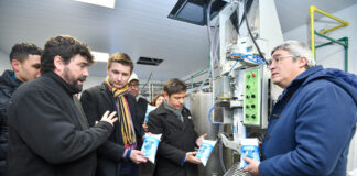Kicillof inauguró una planta potabilizadora y una usina láctea en Leandro N. Alem