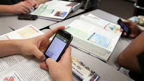 Celulares en el aula: la Provincia de Buenos Aires sostendrá su uso en las escuelas