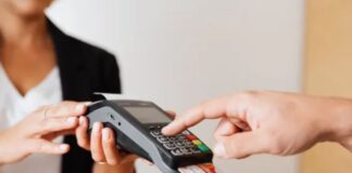Los comercios deberán cobrar los pagos con tarjeta frente al cliente