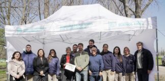 Ustarroz y Cristina Álvarez Rodríguez recorrieron el puesto del Registro de las Personas que estará en la Fiesta del Salame