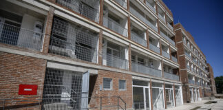 Kicillof recorrió los avances de obras de urbanización de barrios populares de San Justo y entregó escrituras gratuitas