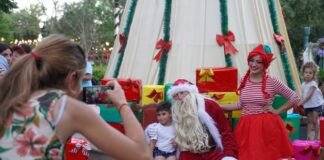 Papá Noel recibió la visita de cientos de niños