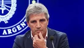 Ustarroz e intendentes peronistas en pie de guerra con Luis Caputo por tasas municipales