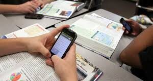 Celulares en las aulas: cómo regulan su uso los colegios privados en medio del debate legislativo