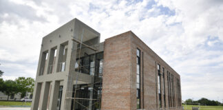 Kicillof recorrió los avances de obras de viviendas en Carlos Tejedor