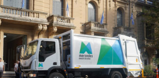 Mercedes fortalece la higiene urbana con un nuevo camión compactador 0km