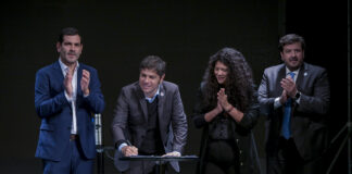 Kicillof entregó 299 escrituras gratuitas a familias de Dolores