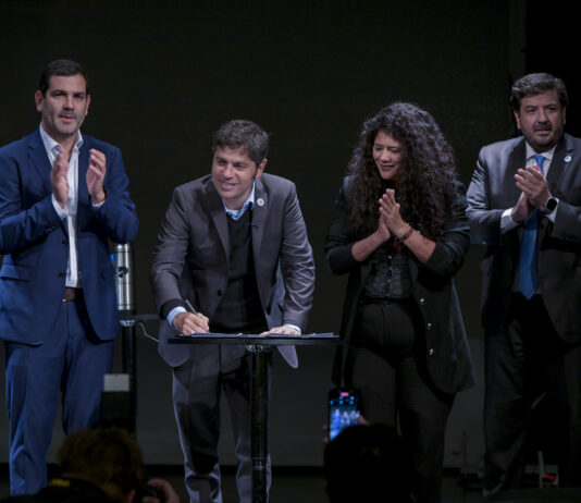 Kicillof entregó 299 escrituras gratuitas a familias de Dolores