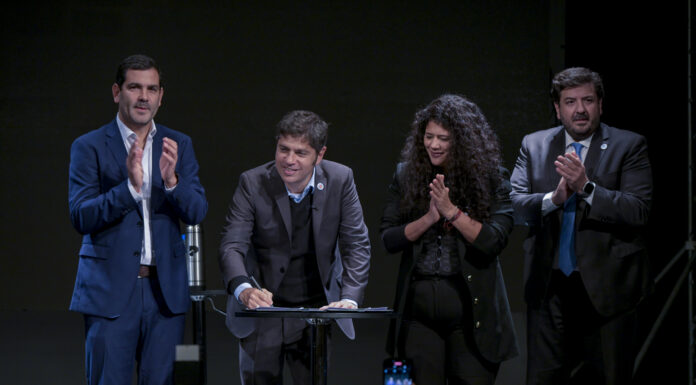Kicillof entregó 299 escrituras gratuitas a familias de Dolores