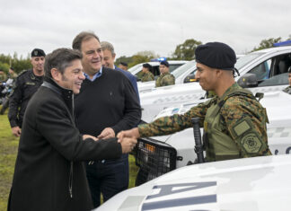 Kicillof inauguró dos bases policiales y entregó patrulleros para fortalecer la seguridad