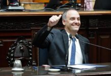 Adorni dijo que cometió el «error de haber ahorrado en negro» junto con su esposa