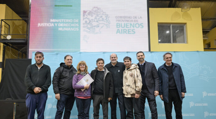 Kicillof entregó viviendas a familias de Bahía Blanca
