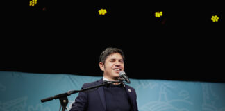 Kicillof entregó escrituras gratuitas a familias de Chascomús