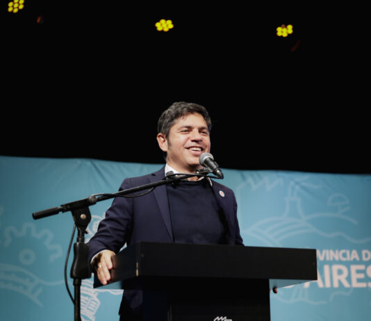 Kicillof entregó escrituras gratuitas a familias de Chascomús